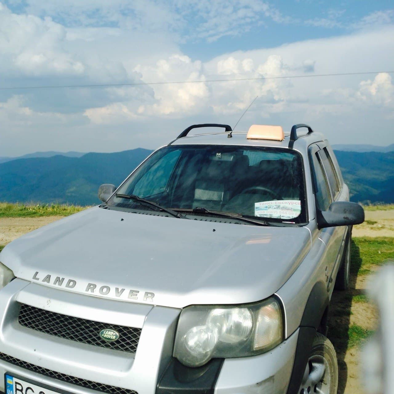 Реальний автомобіль таксі у Славському — Land Rover